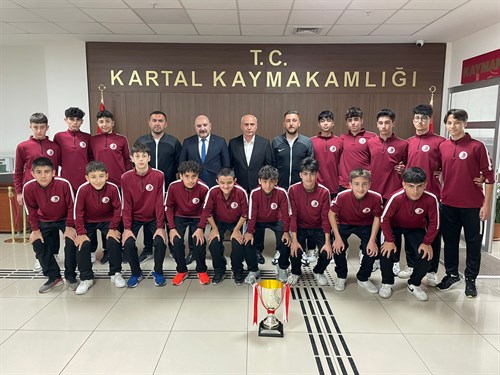 Türkiye ikincisi olan Kartalspor U-14 takımı yönetici, antrenör ve futbolcuları Kaymakamımız Edip ÇAKICI' yı ziyaret ettiler