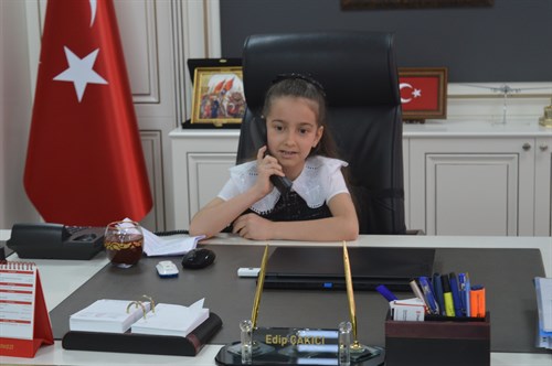 Kaymakamımız Edip ÇAKICI 23 Nisan Ulusal Egemenlik ve Çocuk Bayramında makamını temsili olarak Kartal Kaymakamımız Simge ORTAKÇI' ya bıraktı