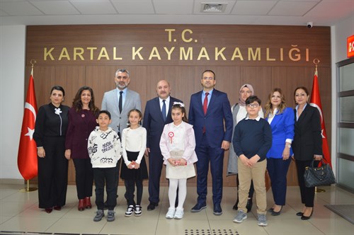 Teğmen Burak Evirgen İlkokulu Müdürü Mevlüt ŞAHİN ve öğrencileri Kaymakamımız Edip ÇAKICI' yı ziyaret ettiler