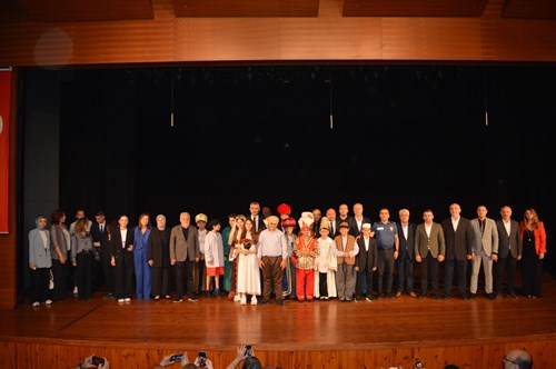 İstanbul’un Fethinin 572. yıldönümü Kaymakamımız Edip ÇAKICI' nın katılımı ile Bülent Ecevit Kültür Merkezinde düzenlenen törenle kutlandı